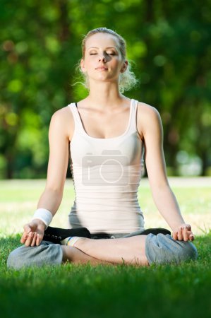 jeune femme faisant de l'exercice de yoga