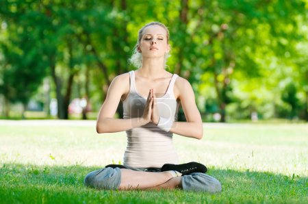 jeune femme faisant de l'exercice de yoga