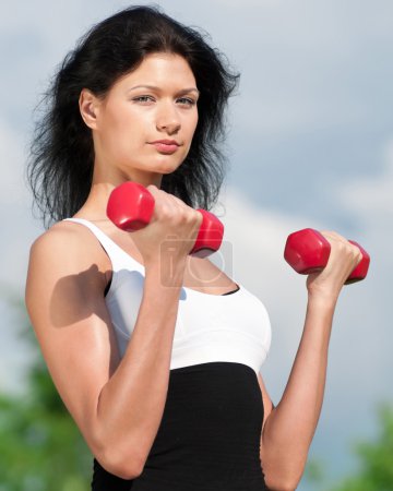 femme faisant de l'exercice avec haltère 