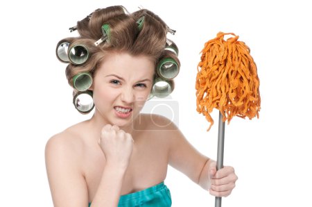 Femme en colère dans les rouleaux de cheveux tient écouvillon 