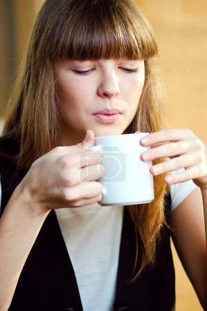 Femme assise dans un café avec un café 