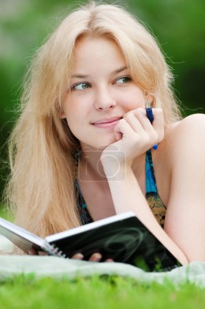 Belle jeune femme lire le livre 
