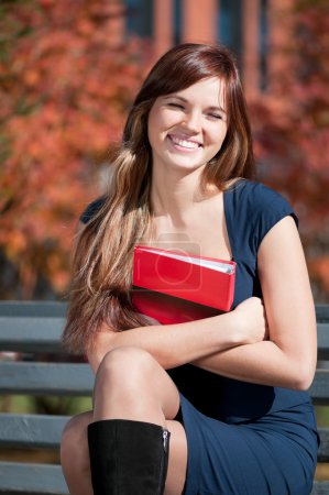 Belle femme d'affaires hoding journal au parc 