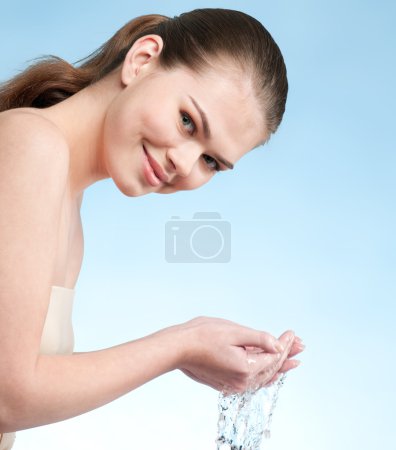 Portrait de belle femme émotionnelle lavage visage 
