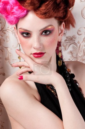 Portrait rapproché de la femme de la mode posant avec du tissu de soie 