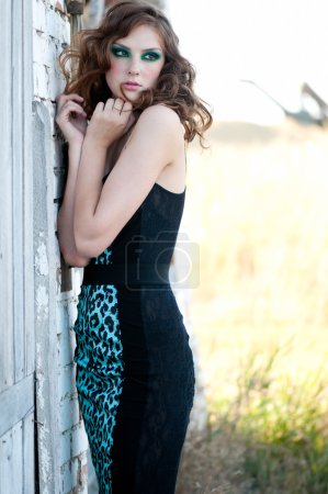 Femme de mode avec maquillage vert en milieu rural 