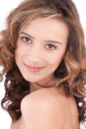 Gros plan de belle fille avec un maquillage clair 