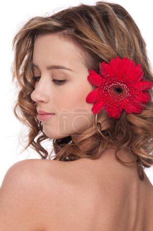 Gros plan de belle fille avec une fleur d'aster rouge 