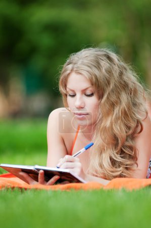 Belle étude jeune femme 