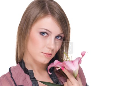 Gros plan portrait de jeune belle femme avec fleur 