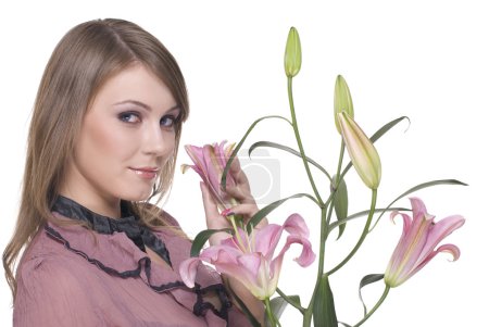 Gros plan portrait de jeune belle femme avec fleur 