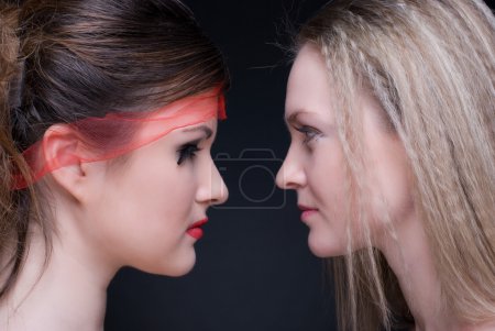 Gros plan portrait de deux filles : le bien et le mal 