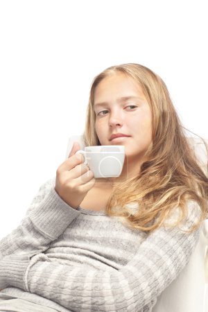 Jeune fille blonde avec tasse blanche 