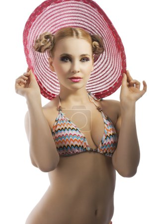 Dame blonde avec chapeau rose d'été 