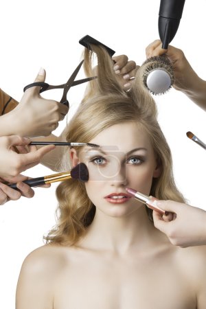 Dans le salon de beauté, la fille regarde dans la lentille 