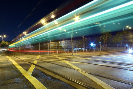 Le train léger, un moyen de transport à Hong Kong la nuit 