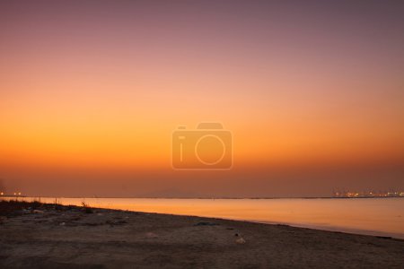 Coucher de soleil sur l'océan en hiver 