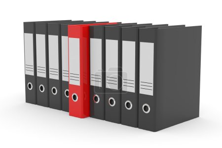 Rangée de dossiers de bureau noirs et un rouge .