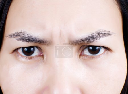 Gros plan dame en colère et visage sérieux .