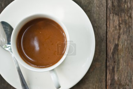 Tasse à café sur la texture du bois .