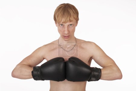 Le boxeur. Le jeune homme en gants de boxe 