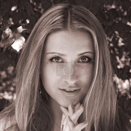 Portrait belle femme blonde dans un jardin de printemps noir et blanc 