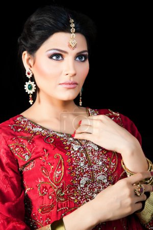 Portrait d'une belle mariée indienne 