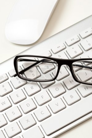 Lunettes et clavier 