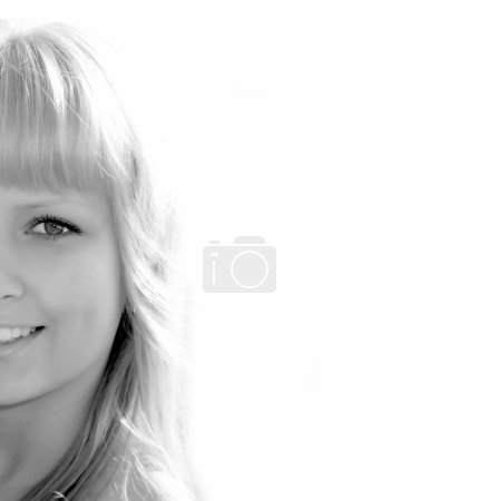 Gros plan de demi-visage belle fille isolée sur blanc en noir et blanc st 