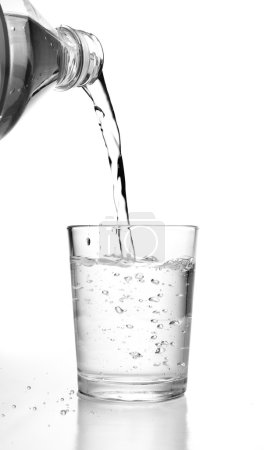 Verre à eau et bouteille 