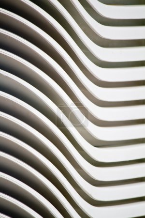 Chaises alignées en plastique blanc 