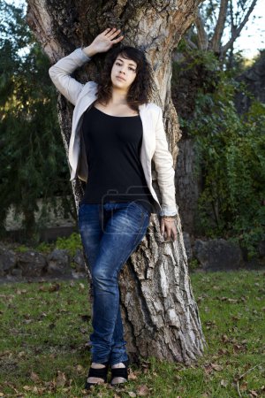 Belle fille sur un parc urbain 