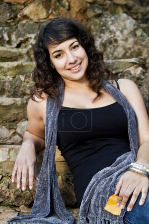 Belle fille sur un parc urbain 