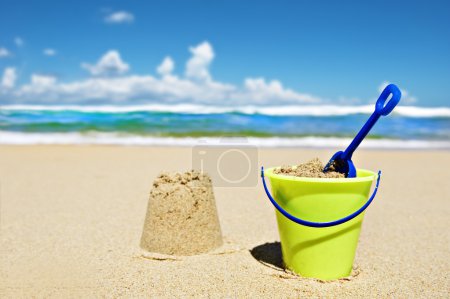 Jouet seau et pelle sur la plage 