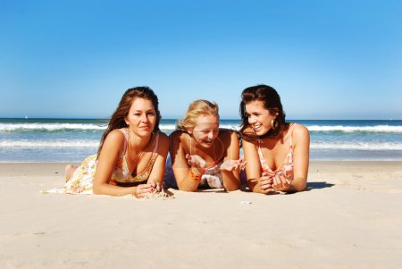 Belles filles sur la plage 