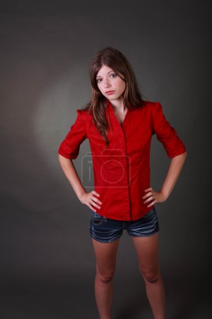 Brunette Adolescente en short et chemise rouge 