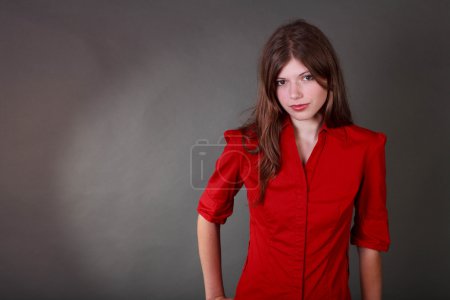 Brunette Adolescente en short et chemise rouge 