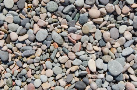 pierres arrondies sur la plage comme fond 