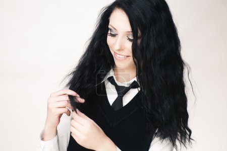 Jeune fille gothique attrayante sur blanc 