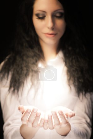 Brunette fille tenant quelque chose de spécial dans ses mains 