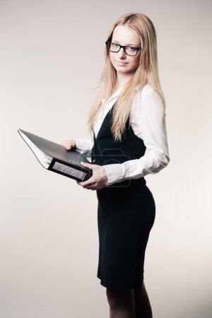 Travailleur de bureau avec dossier 