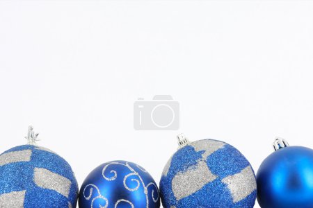 Boule de Noël en décoration bleue .
