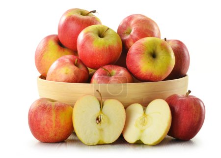 Composition avec pommes dans le panier isolé sur blanc 