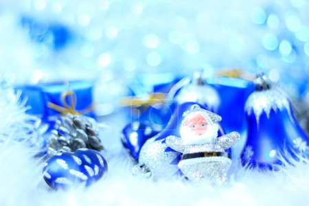 Décorations festives avec boîtes-cadeaux sur neige 