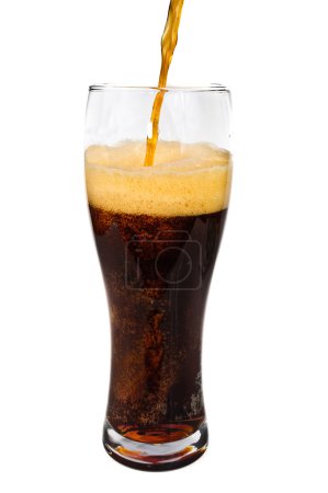Bière noire. Photo verser de la bière dans un verre 