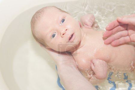 Infantile est baigné dans le bain 