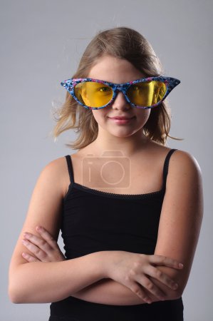 Fille dans de grandes lunettes .