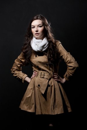 Portrait de mode de femme sur fond sombre 