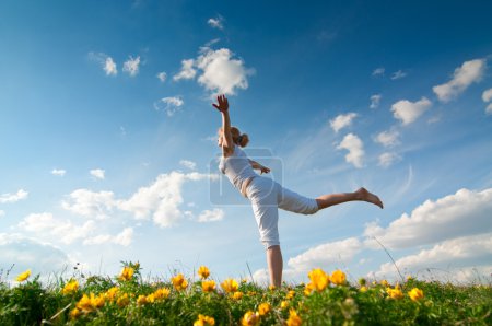 femme pratiquant le yoga