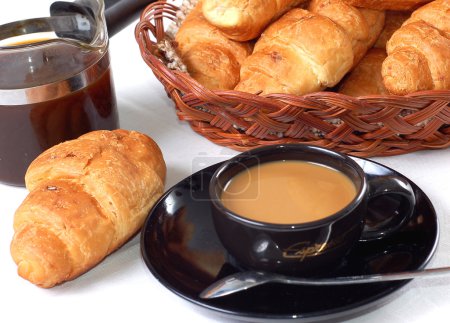 tasse de café avec des croissants frais 